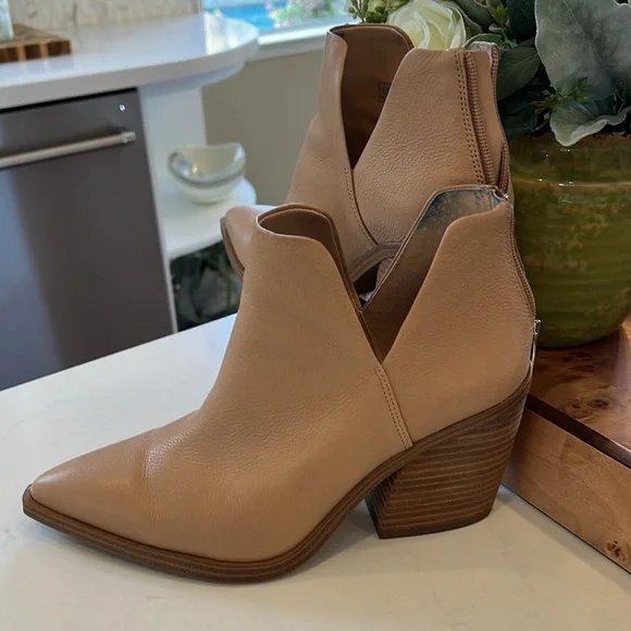 Vince Camuto Tan Leather Flats - Picture 2 of 7